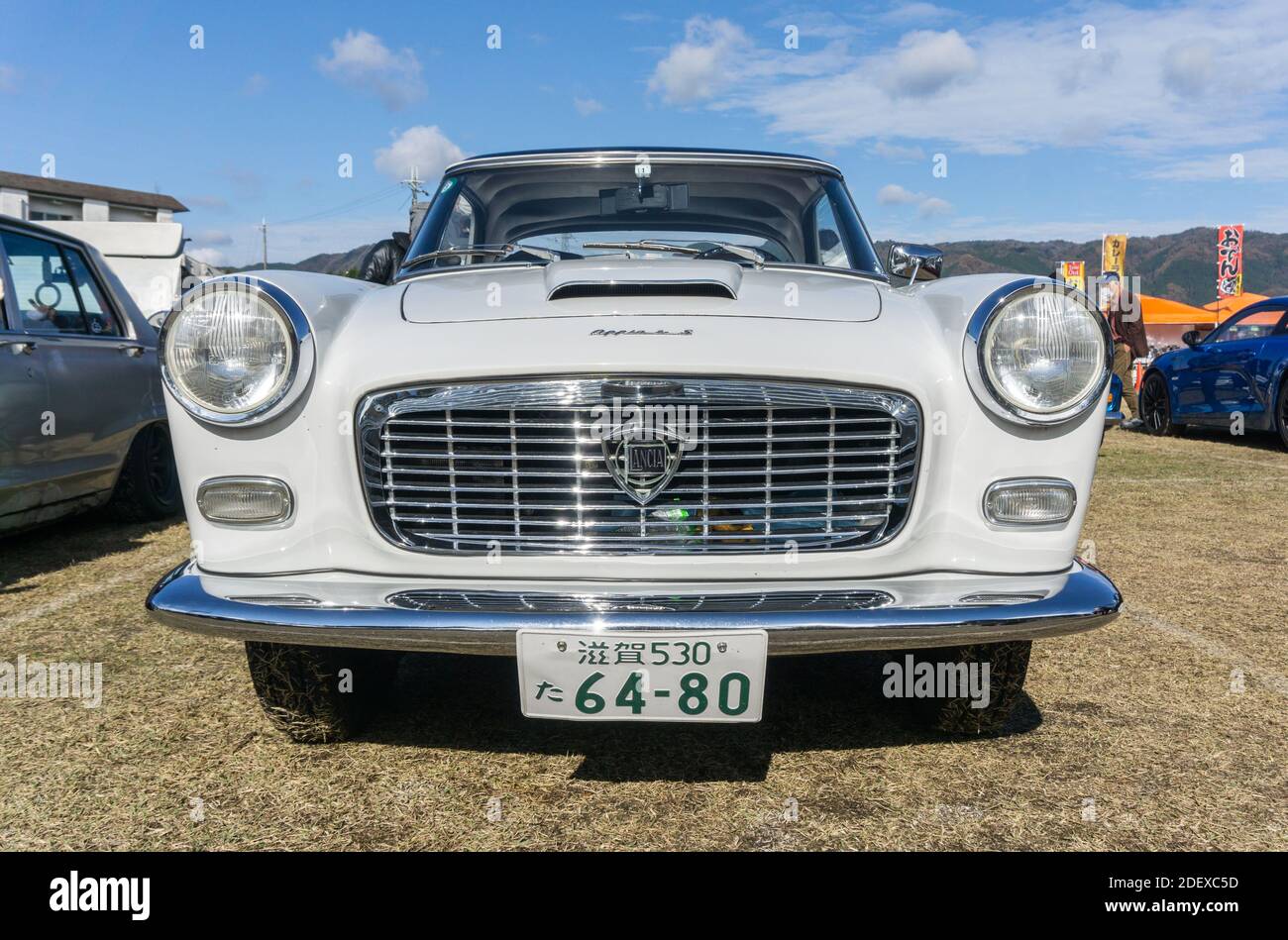 Vista frontale della griglia di un 1958 terzo bianco Gamma Lancia Appia Coupé convertibile all'aperto sotto il sole Foto Stock