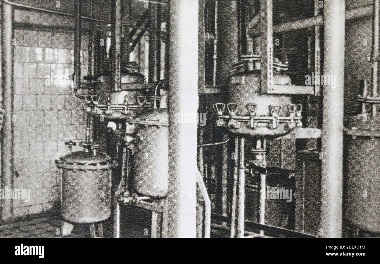 Filtri Druck, Montjuices e ricevitori sottovuoto per la sintesi della vitamina B1 presso l'impianto di Vitamina in URSS negli anni '50. Foto Stock