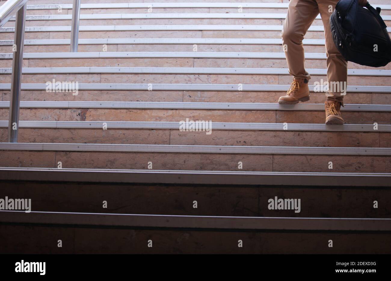 Uomo irriconoscibile che corre nel sottosuolo con uno zaino in mano. Concetto di fotografia panoramica 2020. Stile di vita quotidiano. Foto Stock