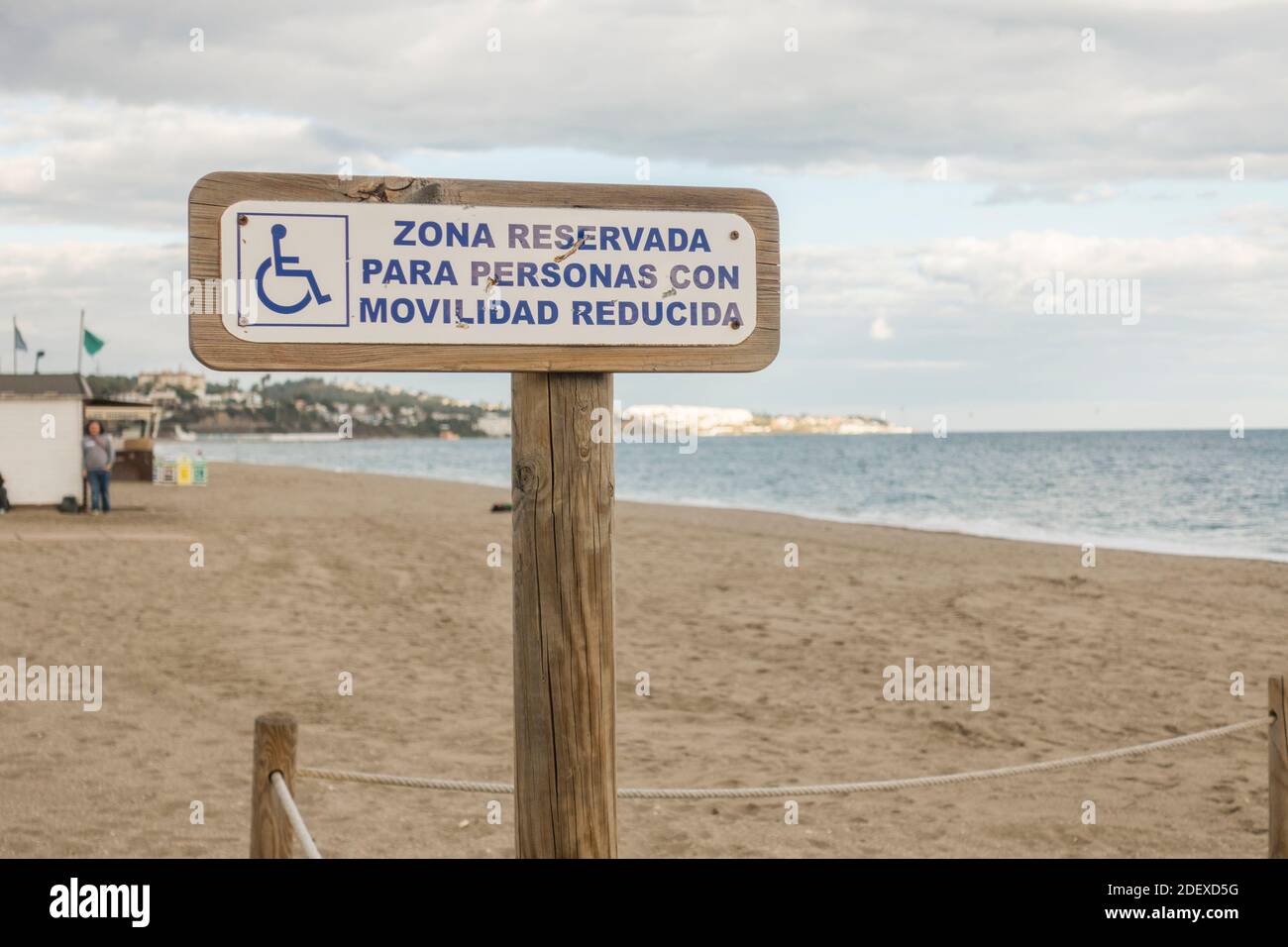 Cartello area spiaggia riservata a persone con disabilità sulla spiaggia. Andalucia, Spagna. Foto Stock