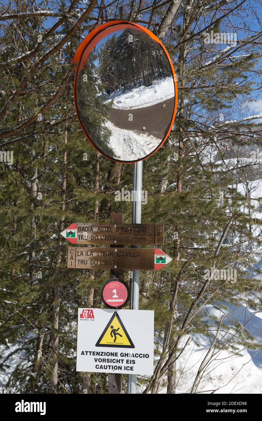 Segnaletica direzionale in legno per passeggiate sui Monti Italiani delle Dolomiti e Specchio di sicurezza. Foto Stock