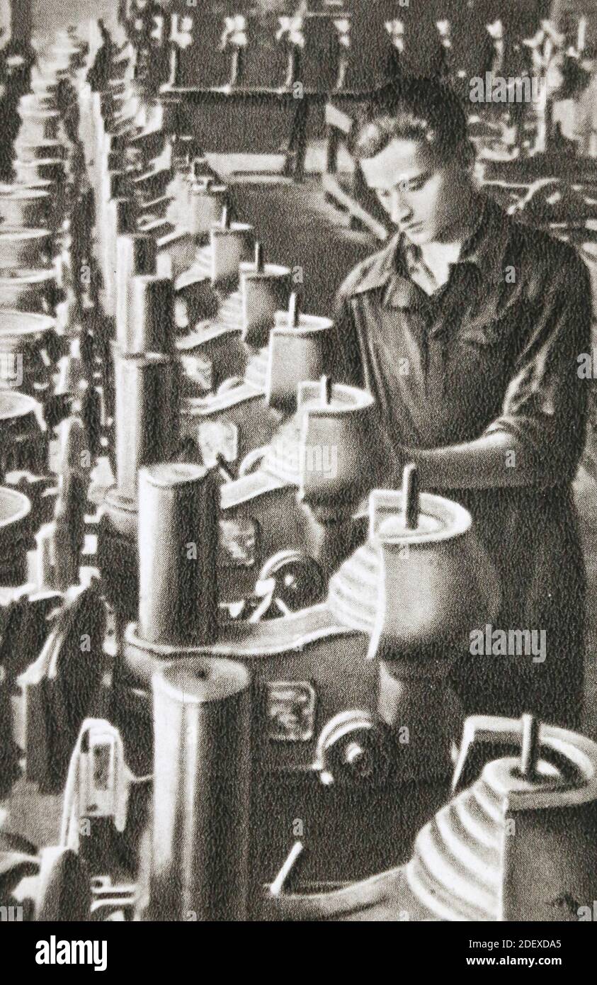 Nell'officina della fabbrica di macchine utensili Zalgiris (Novo-Vilnya) nell'URSS negli anni '50. Foto Stock