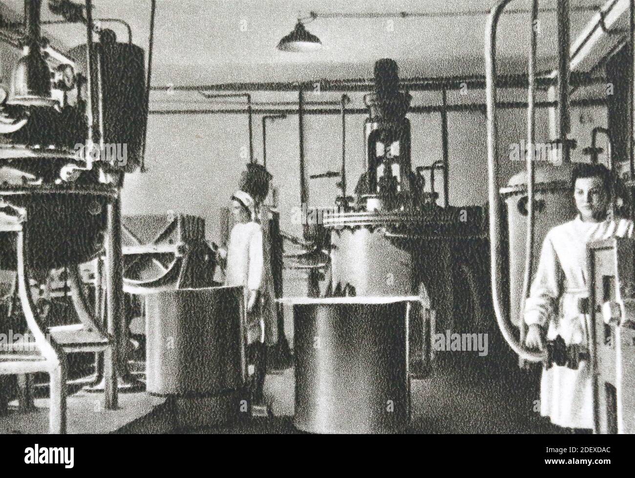 Installazione per la purificazione del sorbitolo in un impianto dell'URSS negli anni '50. Foto Stock