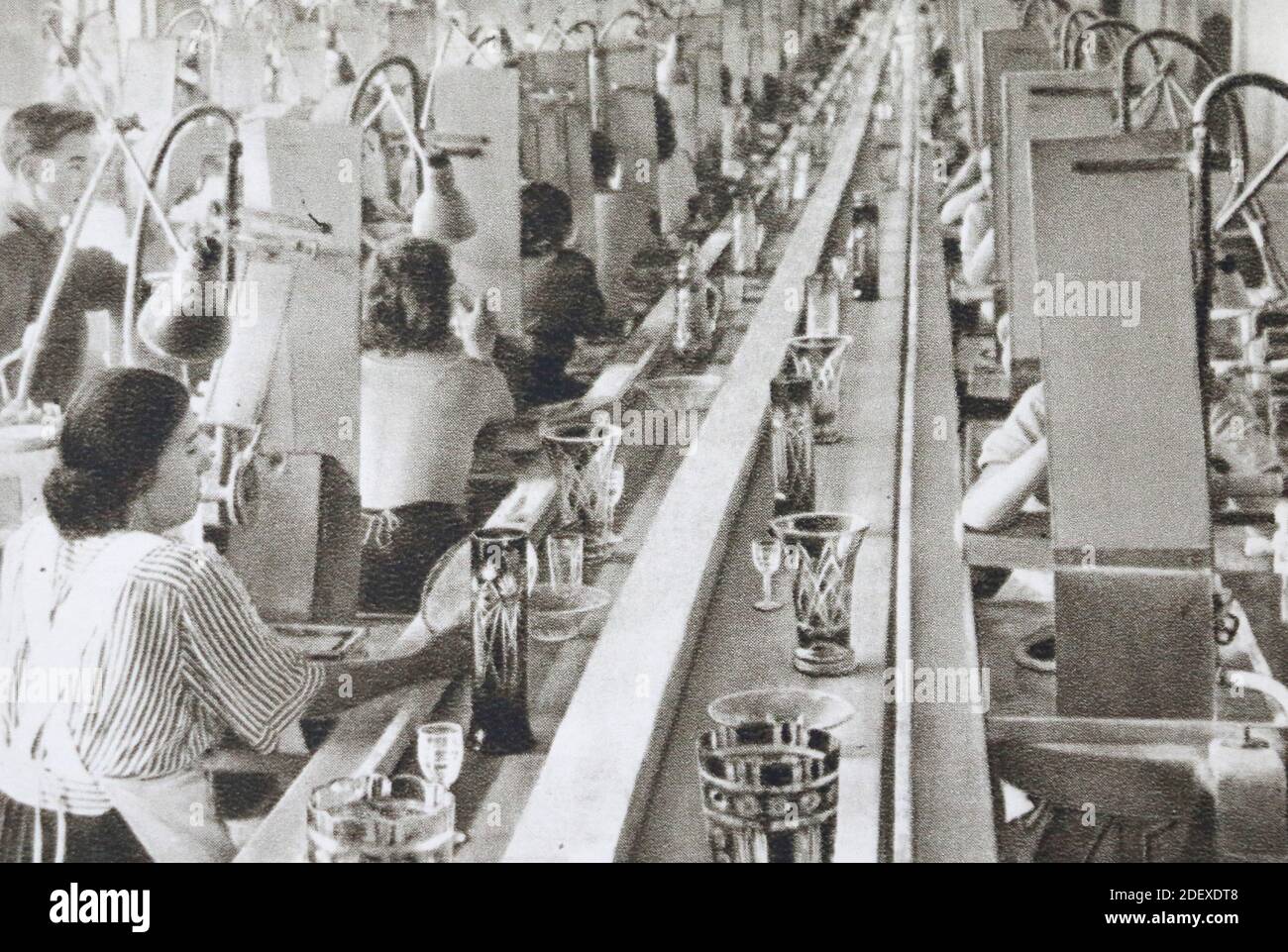 Lavorazione di prodotti su trasportatore presso la fabbrica di cristalli Gusevsky nella regione di Vladimir in URSS negli anni '50. Foto Stock