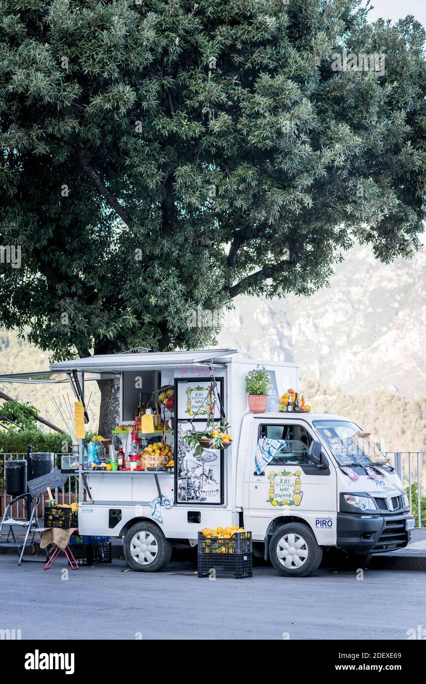 Un furgone mobile vende limonata fresca e succo d'arancia nella città di Ravello Campania, Italia. Foto Stock
