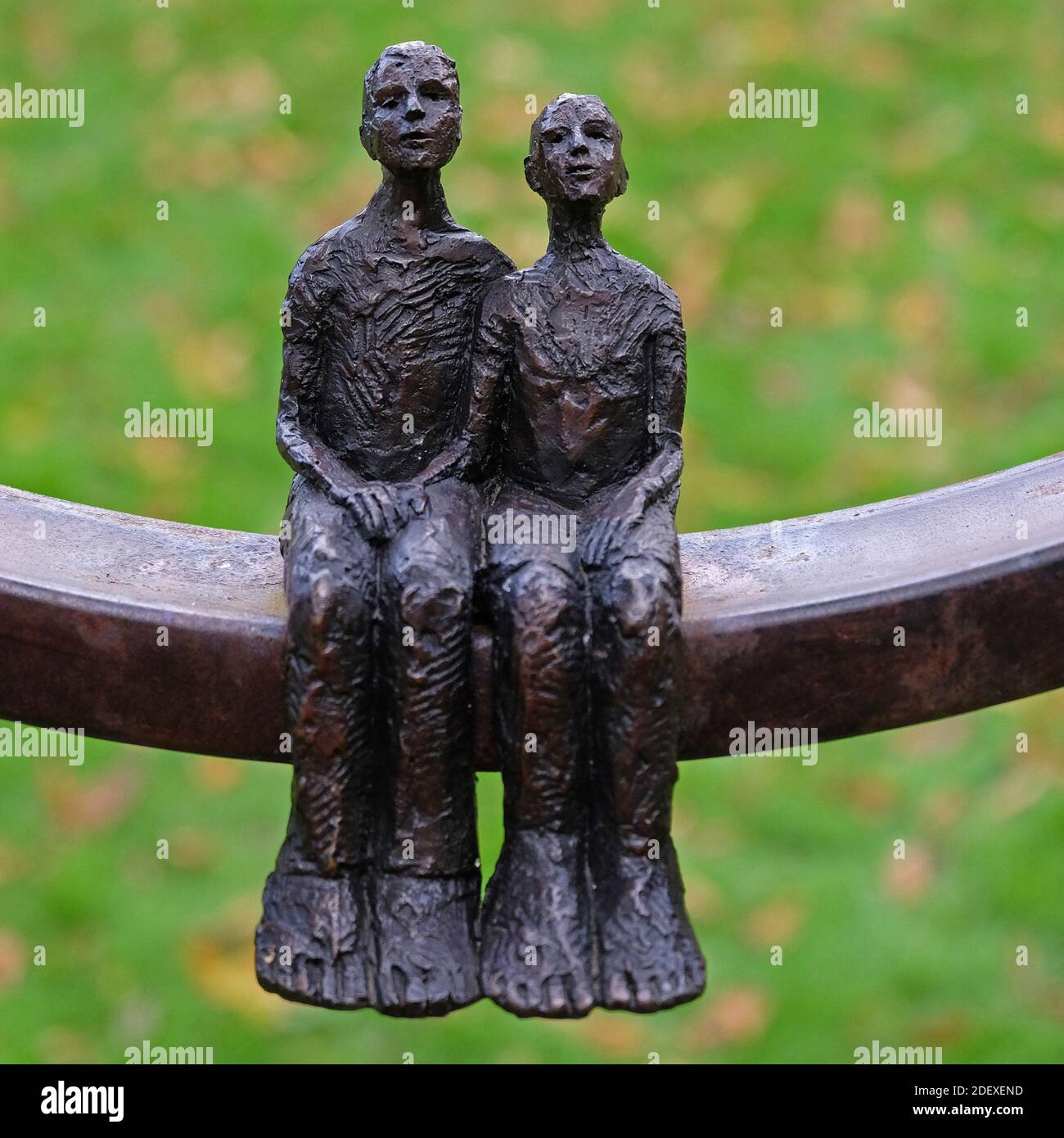 BURGHLEY, REGNO UNITO - Ott 26, 2016: La piccola scultura Famiglia 3 di Carole Pace a Burghley Hous Foto Stock