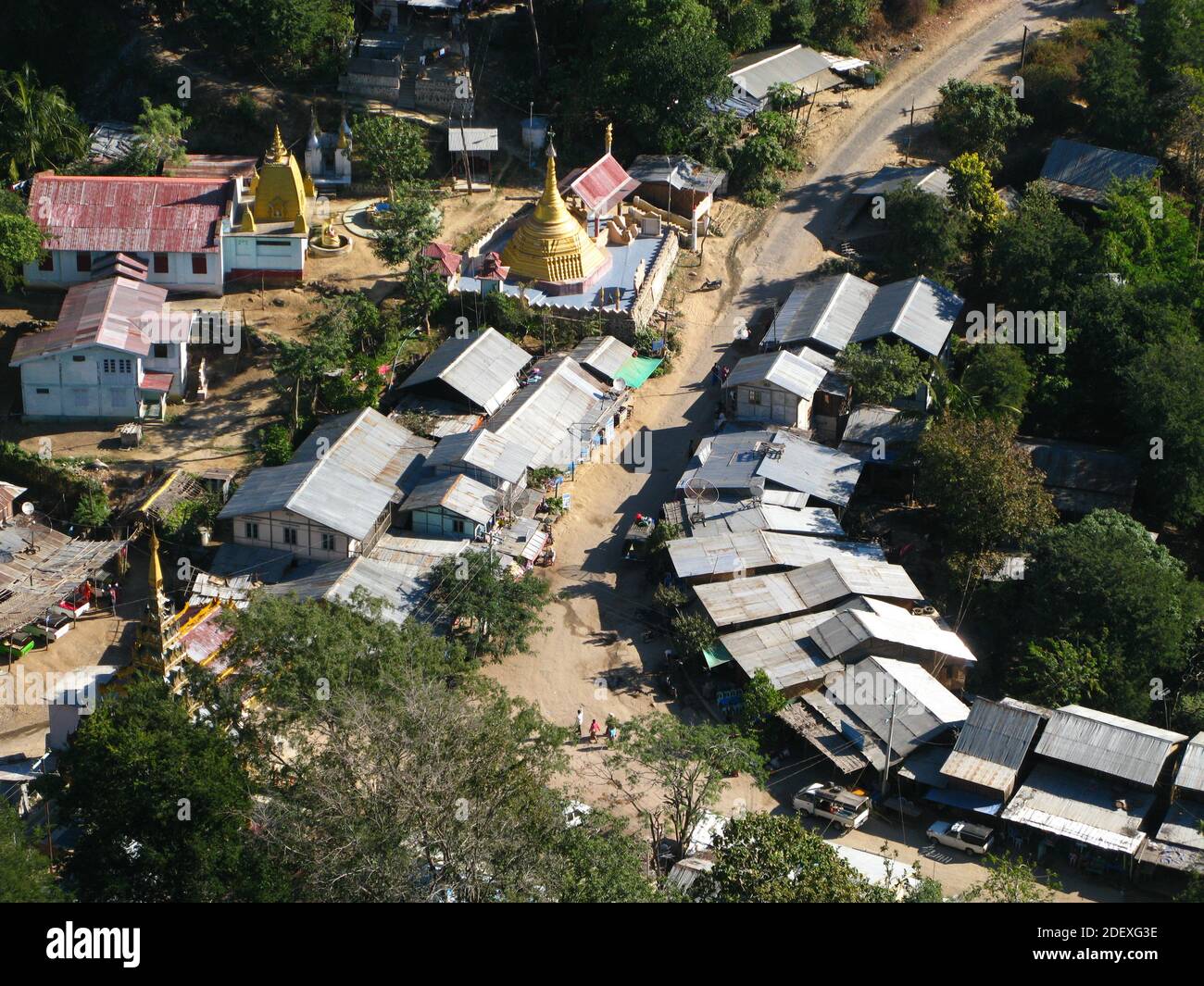 La vista sul villaggio, Monte Pope, Myanmar Foto Stock