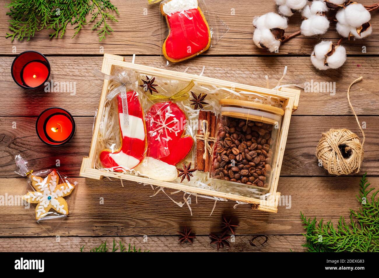 Pacchetto di cura, confezione regalo di stagione con caffè, pan di zenzero e cannella cestino ecologico personalizzato per la famiglia, amici per il ringraziamento, natale Foto Stock