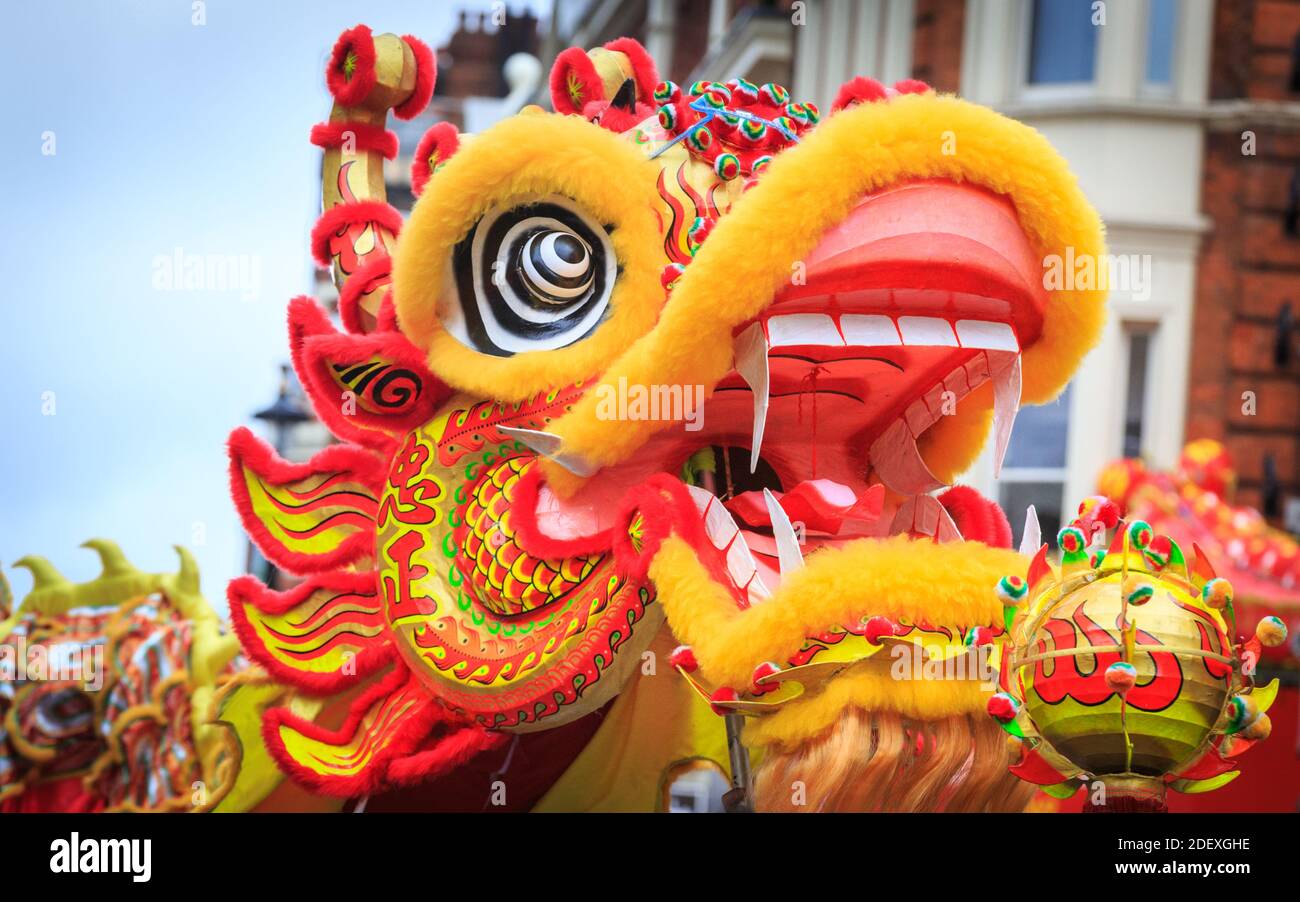 Danza del drago. Festeggiamenti e sfilate di Capodanno cinese, artisti al festival di Chinatown, Londra, Regno Unito Foto Stock