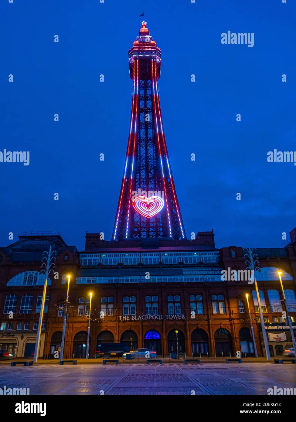 Blackpool torre e tappeto comico di notte Foto Stock