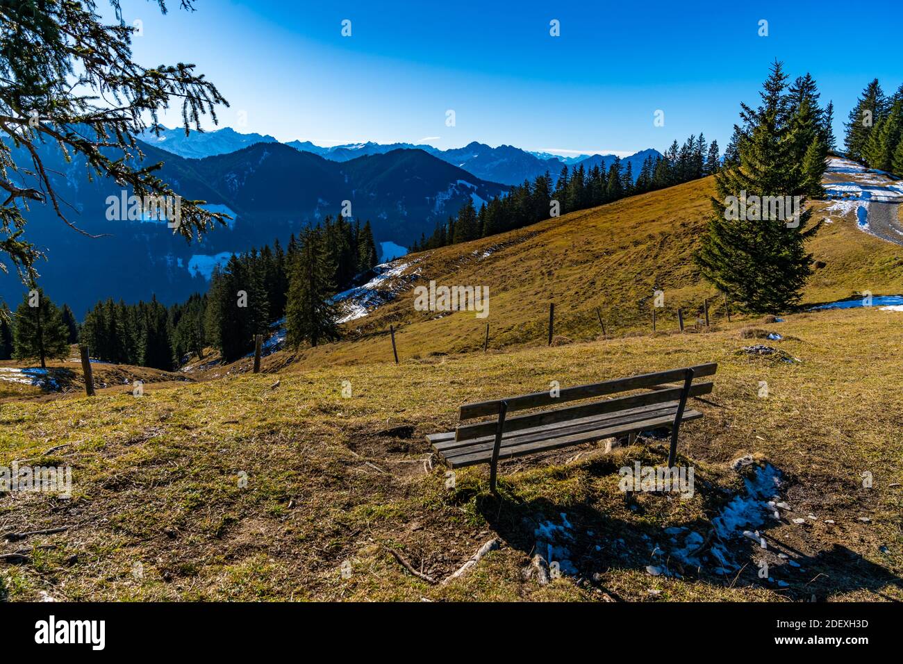 Bank auf dem Alpkopf, mit Aussicht auf die Schweizer Berge, über das Vernebelte Rheintal. Panca di parco sulla cima della montagna, sul mare di nebbia Foto Stock