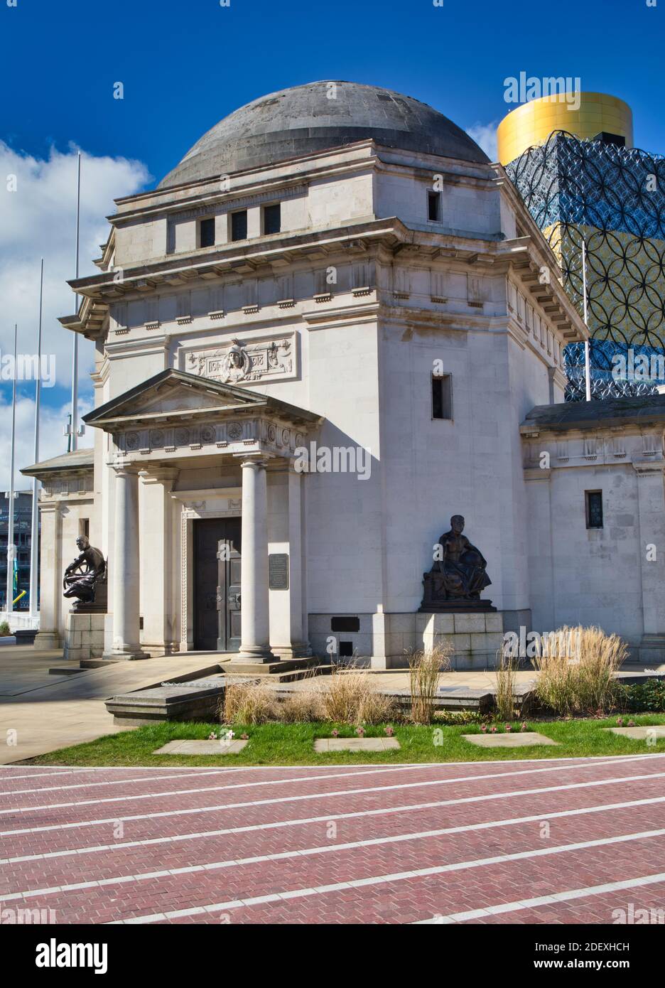 Sala della memoria primo memoriale della guerra mondiale con Biirmingham City Library sullo sfondo, Centenary Square, Birmingham, West Midlands, Inghilterra Foto Stock