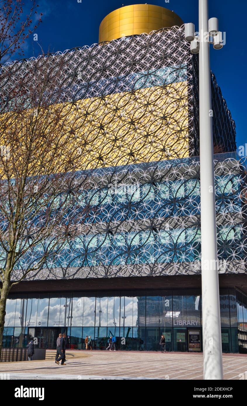 Biblioteca di Birmingham, aperta nel 2013 e progettata dall'architetto olandese Francine Houben, Centenary Square, Birmingham, West Midlands, Inghilterra Foto Stock