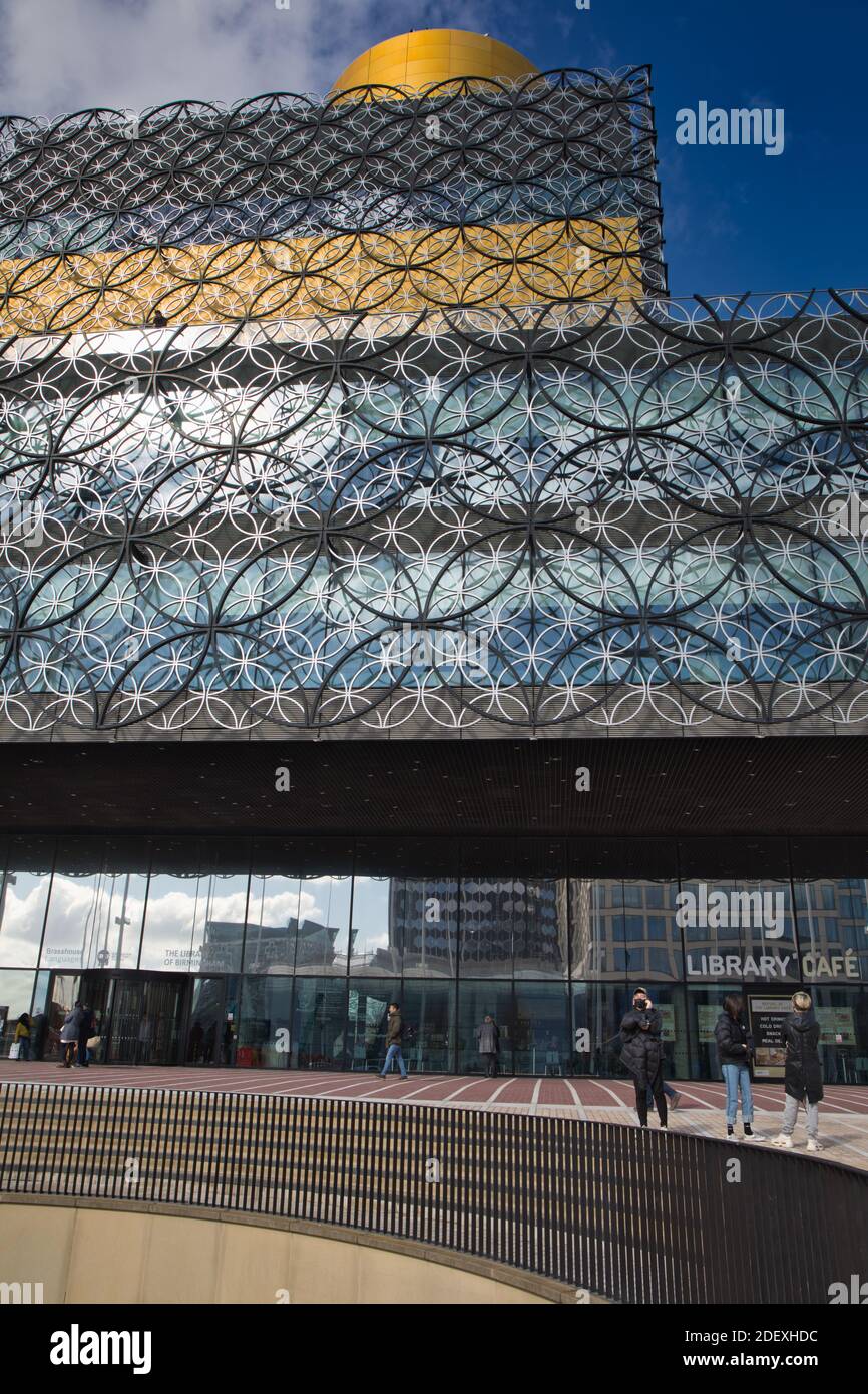 Biblioteca di Birmingham, aperta nel 2013 e progettata dall'architetto olandese Francine Houben, Centenary Square, Birmingham, West Midlands, Inghilterra Foto Stock