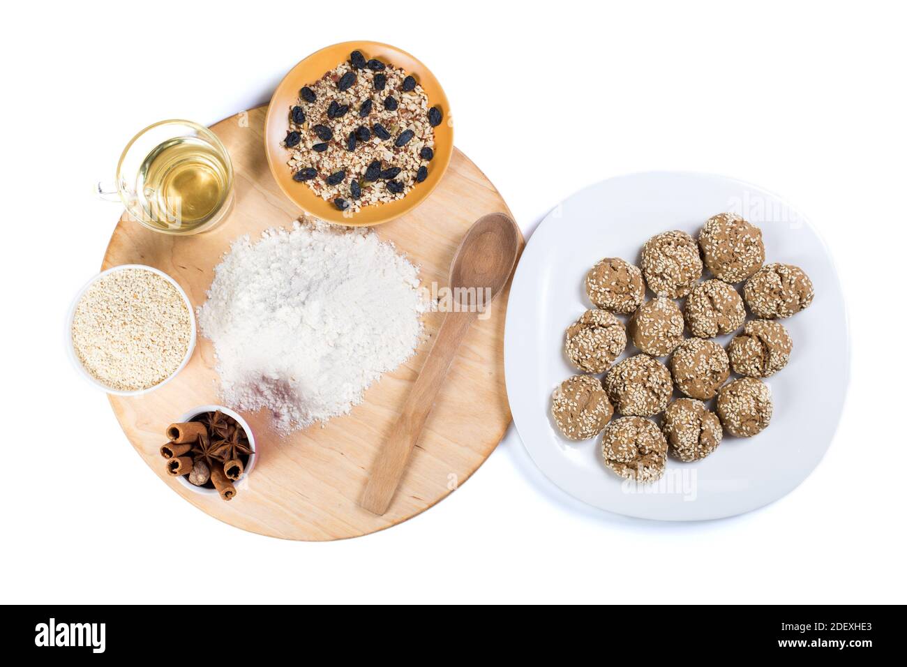 Preparazione di biscotti vegani da diversi ingredienti: Olio di girasole, sesamo, farina, spezie, noci, uvetta. Foto Stock