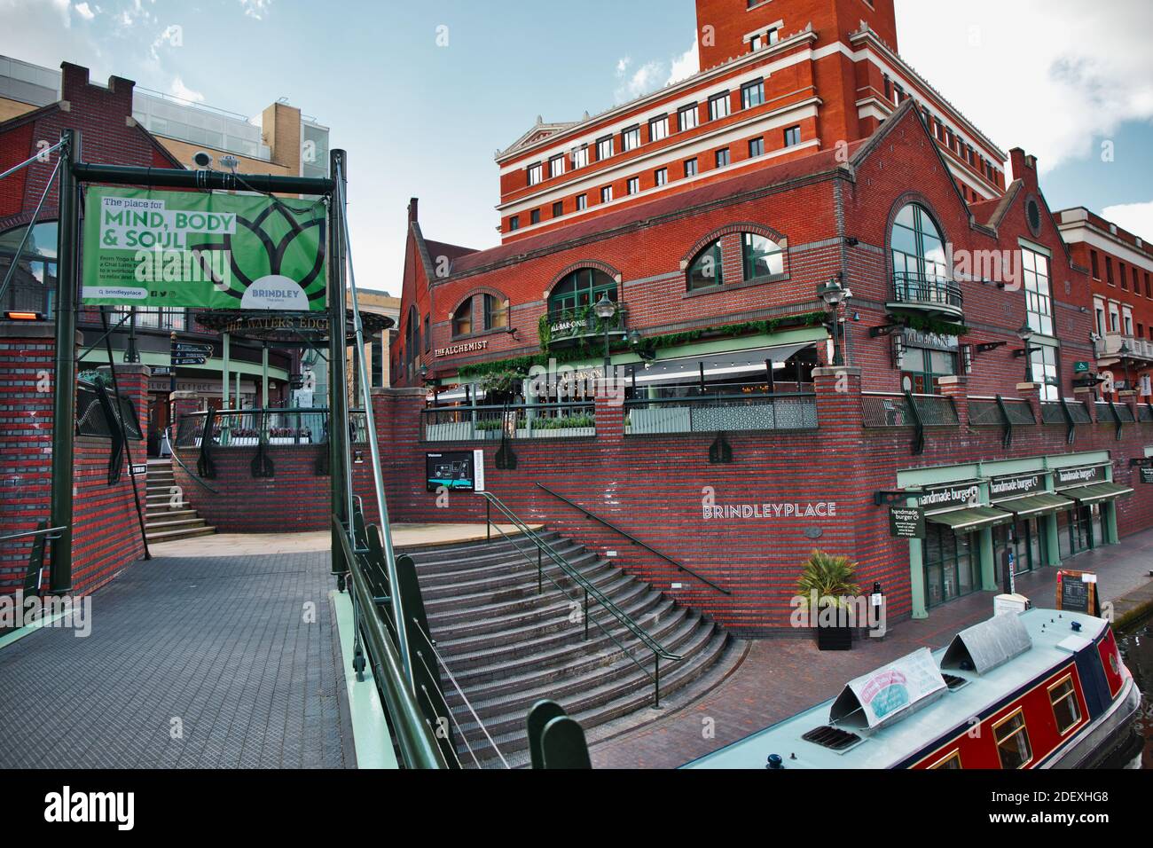 Brindleyplace uno sviluppo ad uso misto nel distretto Westside di Birmingham dal canale di Birmingham, West Midlands, Inghilterra Foto Stock