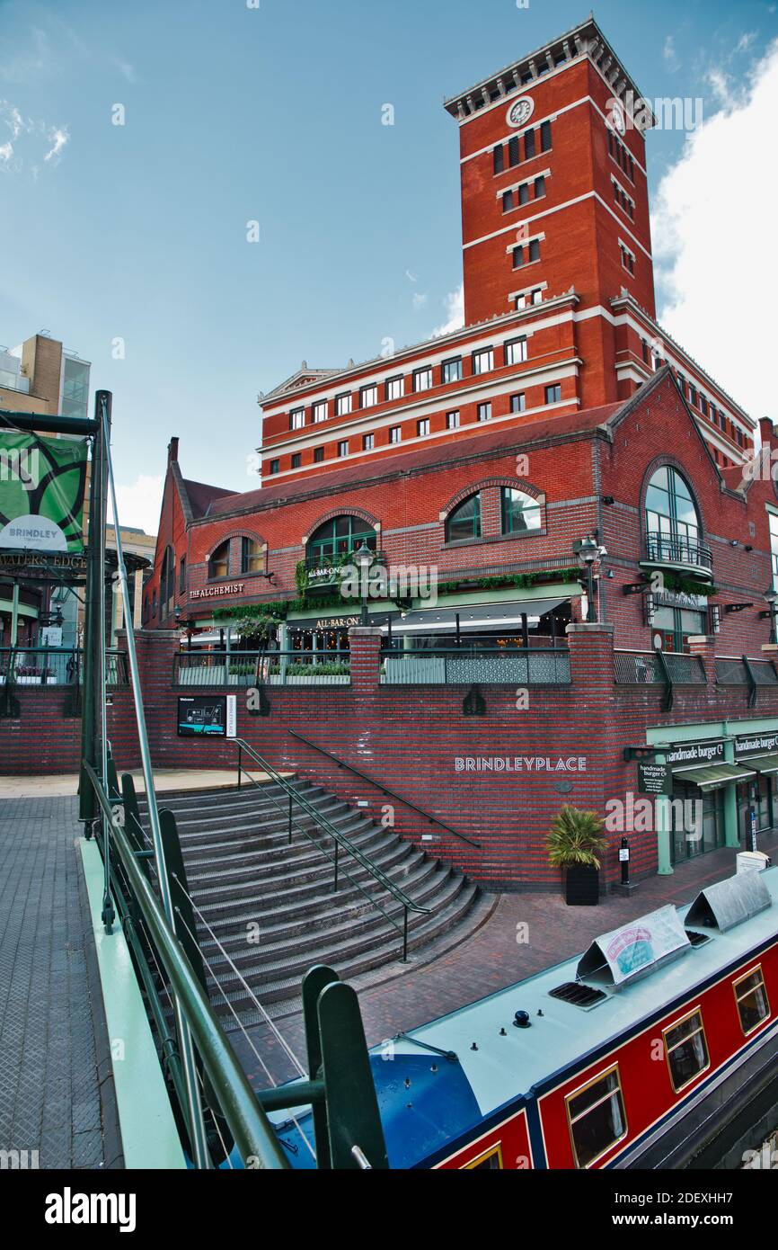 Brindleyplace uno sviluppo ad uso misto nel distretto Westside di Birmingham dal canale di Birmingham, West Midlands, Inghilterra Foto Stock