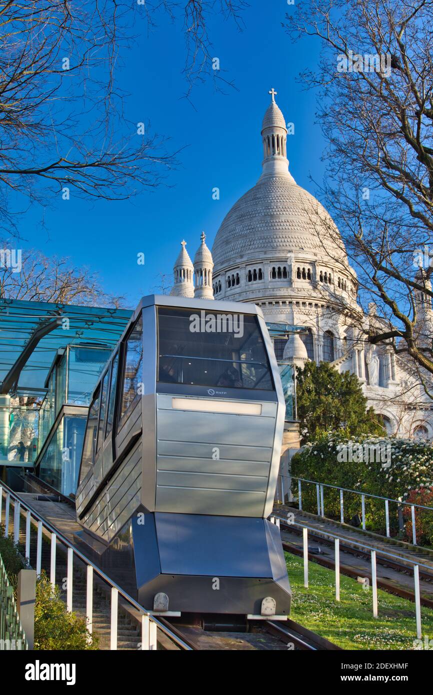 Funicolare di Montmartre che porta passeggeri dalla base di Montmartre alla Basilica del Sacro cuore, Montmartre, Parigi, Francia Foto Stock