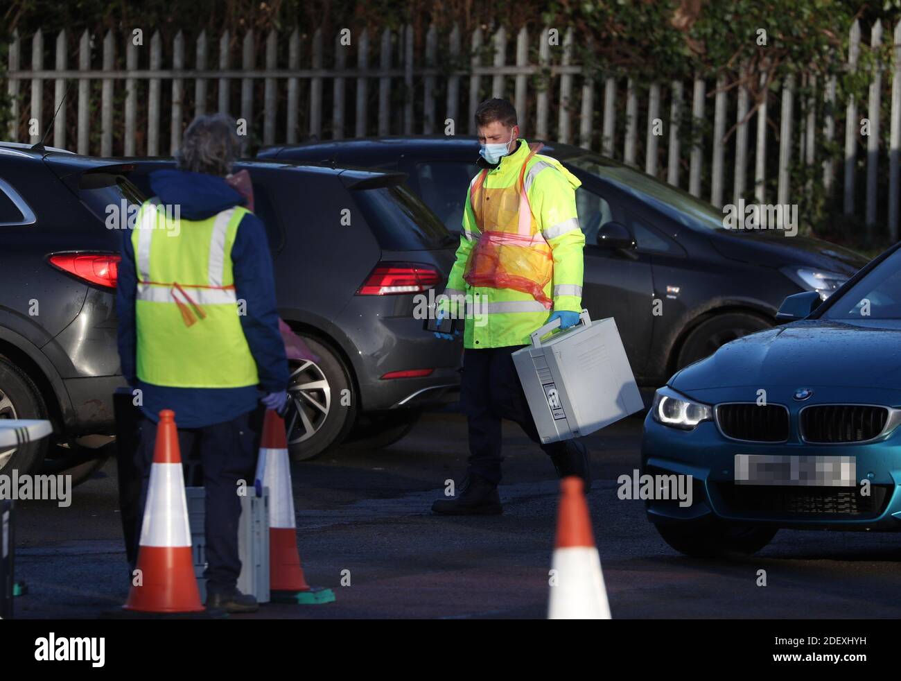 NOTA: LE CARATTERISTICHE DI IDENTIFICAZIONE SONO STATE PIXELATED DAL personale del PA PICTURE DESK in un drive-in Covid-19 e walk-in pop up centro di test ad Alloa, Scozia, raccogliere test completati da membri del pubblico. Undici aree del consiglio locale in Scozia sono soggette alle restrizioni di livello 4 per rallentare la diffusione del coronavirus. Foto Stock