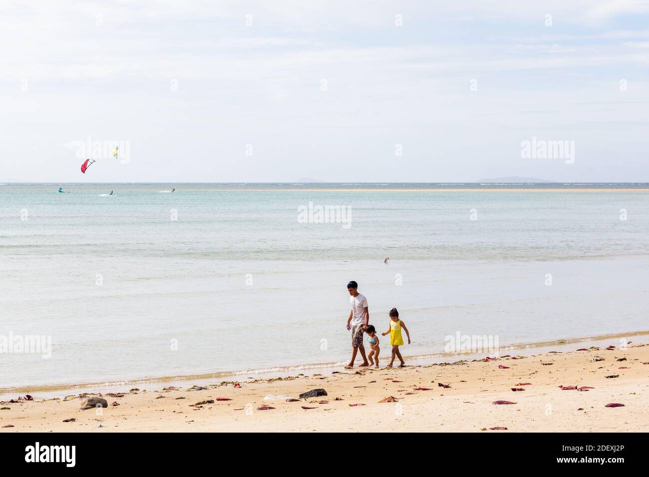 Una famiglia che cammina su una spiaggia a Palawan, Filippine Foto Stock