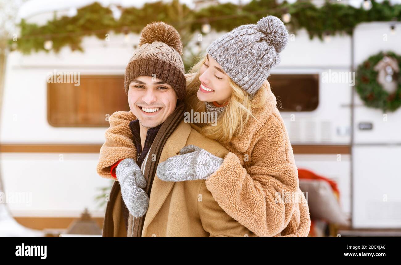 Romantica coppia millenaria che si diverte insieme al campeggio invernale Foto Stock