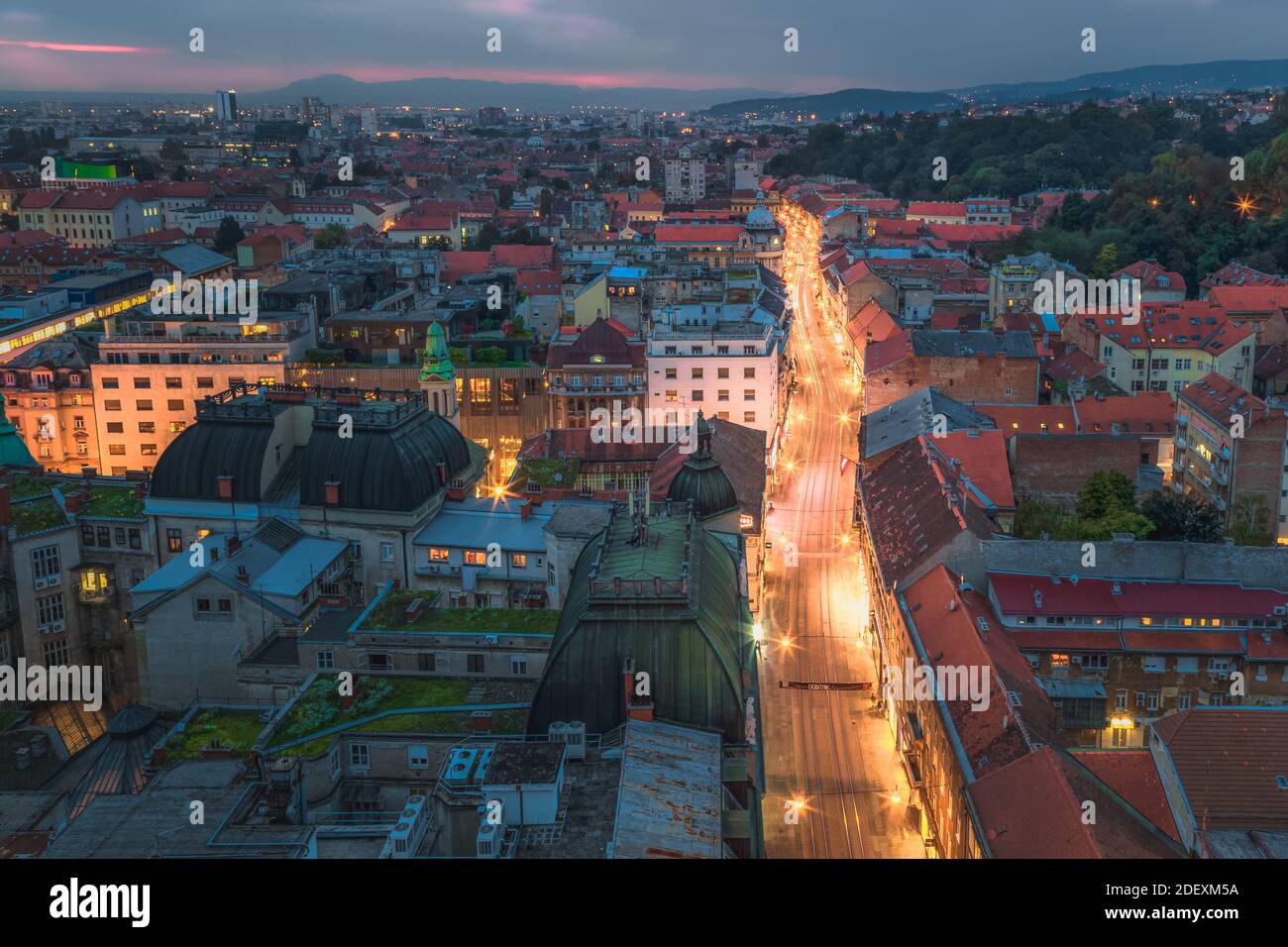 La notte si stabilisce nella capitale croata di Zagabria, preso da Zagabria 360. Foto Stock