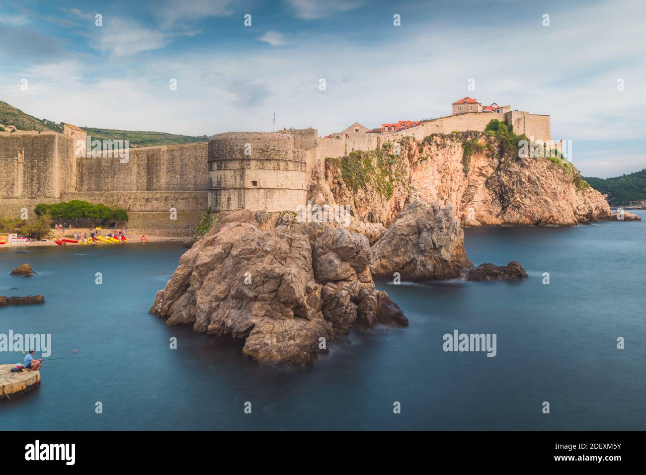 Un pomeriggio meraviglioso con vista di Dubrovnik e un lontano pescatore in un angolo della cornice Foto Stock