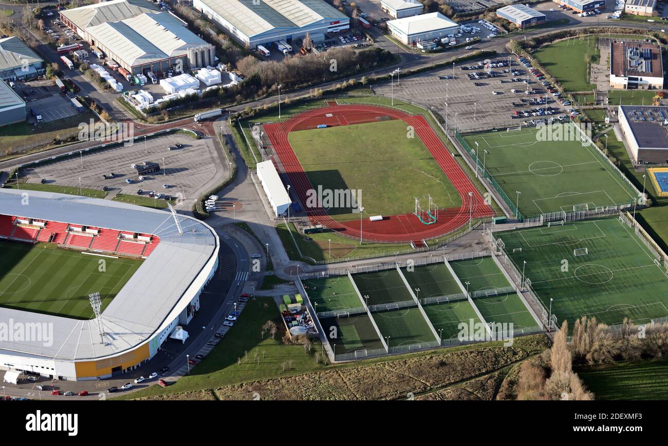 Vista aerea della pista da corsa del Doncaster Athletics Club nel complesso sportivo Lakeside di Doncaster, South Yorkshire, Regno Unito Foto Stock