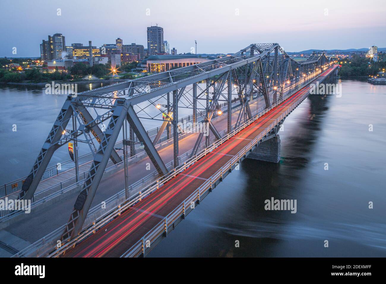 Alexandra Bridge collega Ottawa, Ontario e Hull, Quebec, collegando le due province canadesi Foto Stock