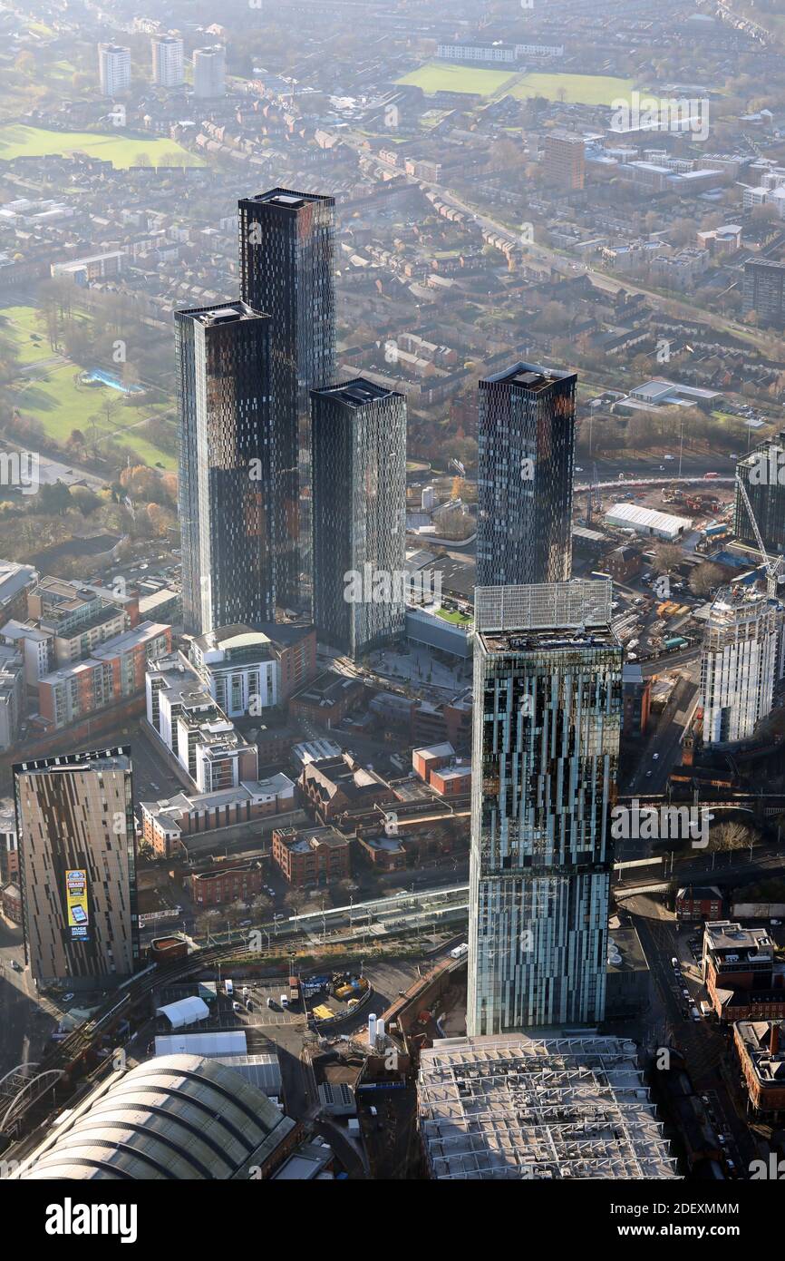 Vista aerea dello skyline del centro citta' di Manchester che guarda alla nebbia con la Beetham Tower in primo piano, Regno Unito Foto Stock