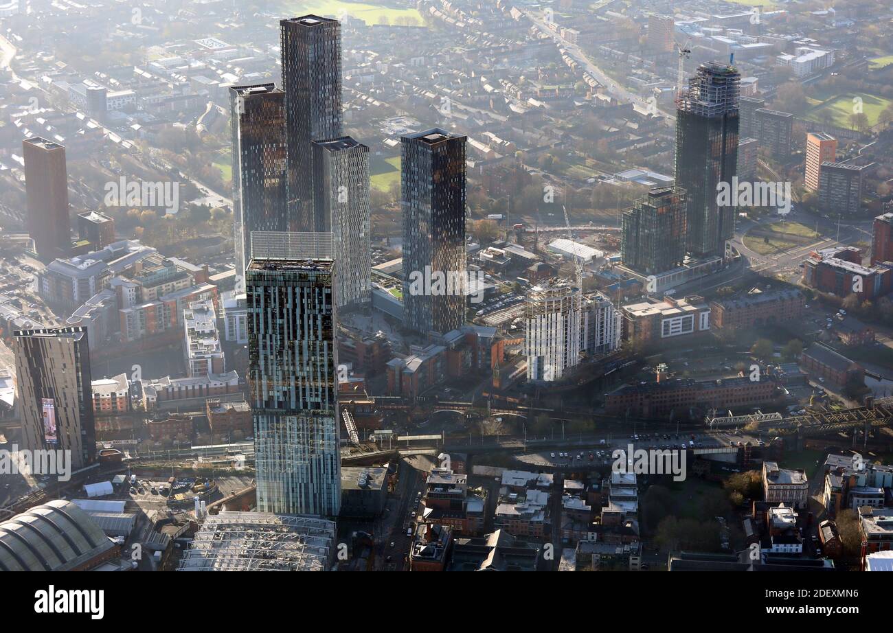 Vista aerea dello skyline del centro citta' di Manchester che guarda alla nebbia con la Beetham Tower in primo piano, Regno Unito Foto Stock