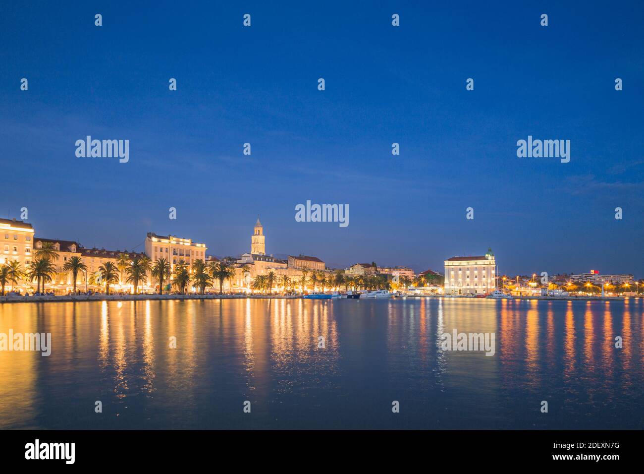 Una vista della Città Vecchia di Spalato, Croazia durante l'ora Blu in una serata d'estate. Foto Stock