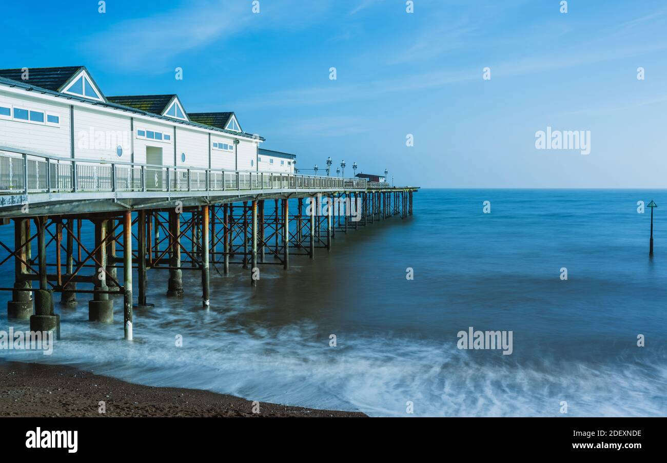 Lunga esposizione del Grand Pier a Teignmouth nel Devon in Inghilterra, Regno Unito, Europa Foto Stock