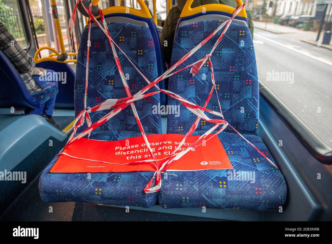2 dicembre 2020. I posti di fronte rimangono registrati sugli autobus londinesi per mantenere la distanza sociale durante la pandemia di Covid-19. Foto Stock