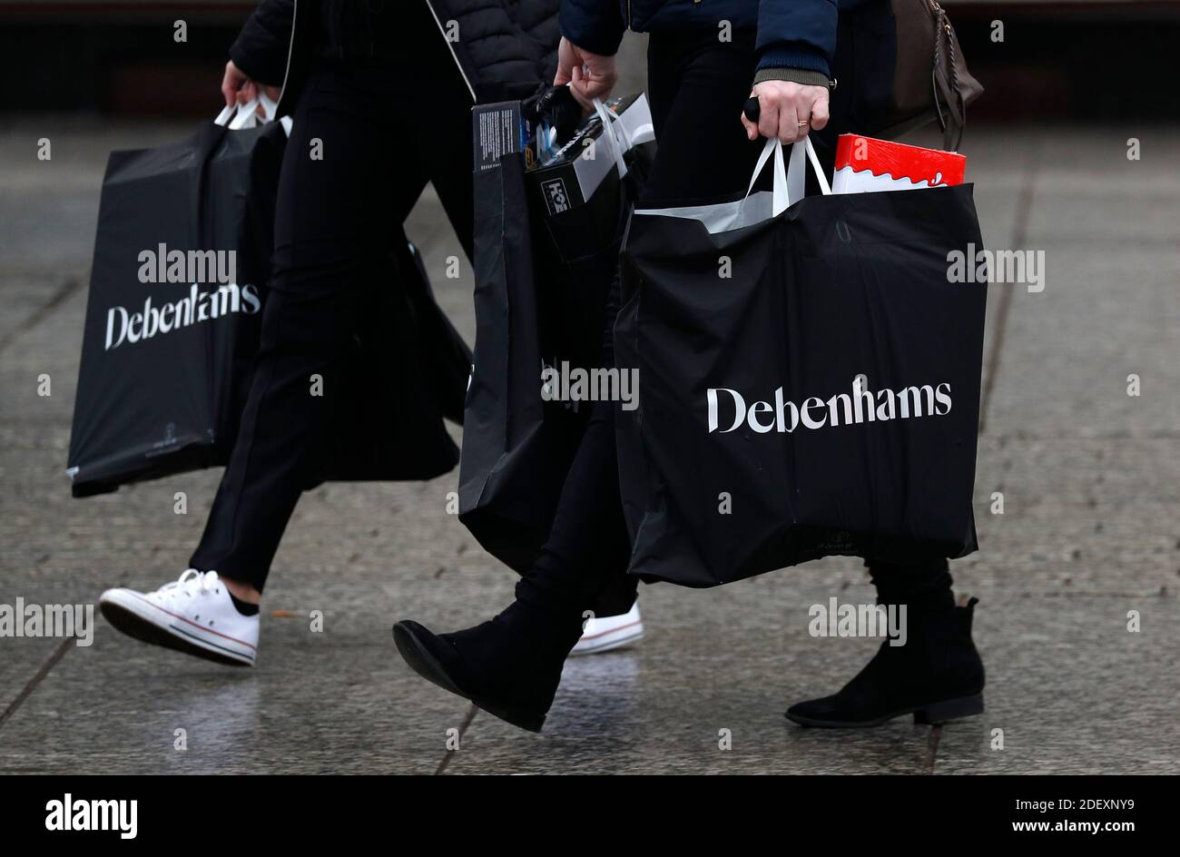 Nottingham, Nottinghamshire, Regno Unito. 2 dicembre 2020. Le donne trasportano i sacchetti di Debenhams dopo che la catena del deposito di reparto è crollata ma ha aperto i relativi depositi per una vendita di liquidazione di magazzino. Credit Darren Staples/Alamy Live News. Foto Stock