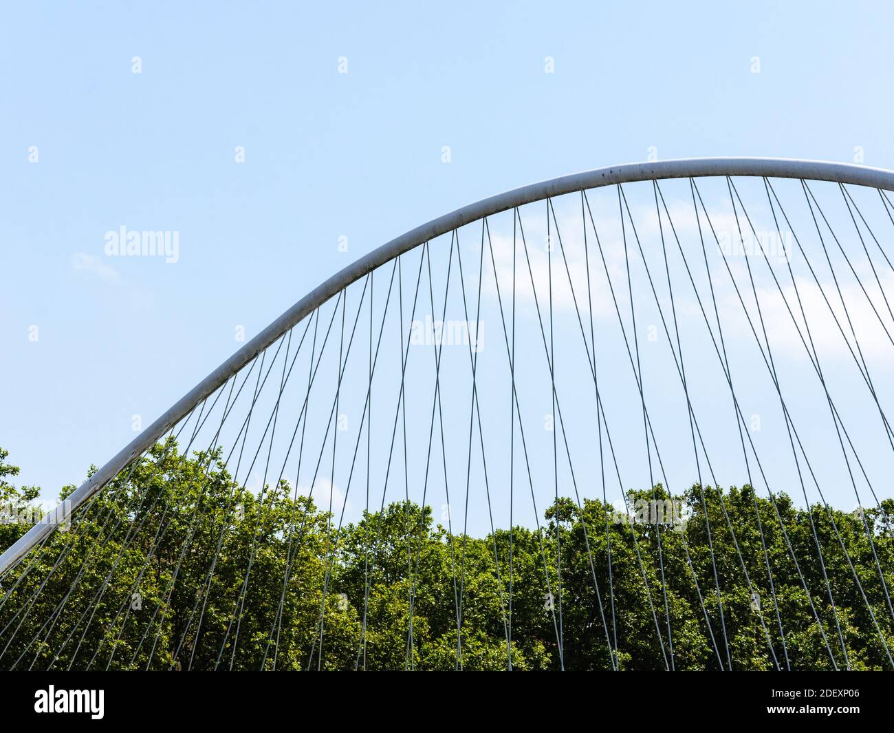 Ponte Zubizuri sul fiume Nervion a Bilbao, Paesi Baschi, Spagna Foto Stock