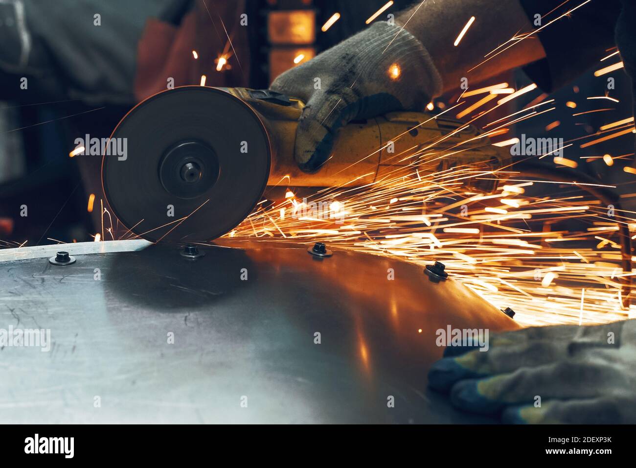 Lavorazione del metallo con smerigliatrice angolare. Scintille nella lavorazione dei metalli Foto Stock