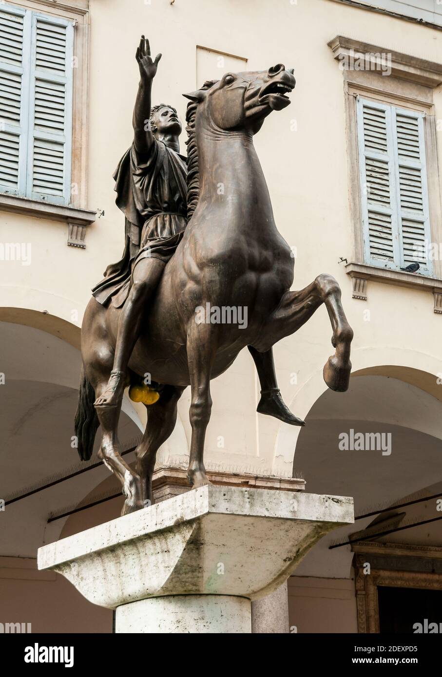 Monumento in bronzo a Reggisole di fronte alla Cattedrale di Pavia, Lombardia, Italia Foto Stock