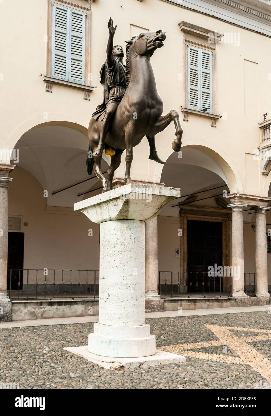Monumento in bronzo a Reggisole di fronte alla Cattedrale di Pavia, Lombardia, Italia Foto Stock