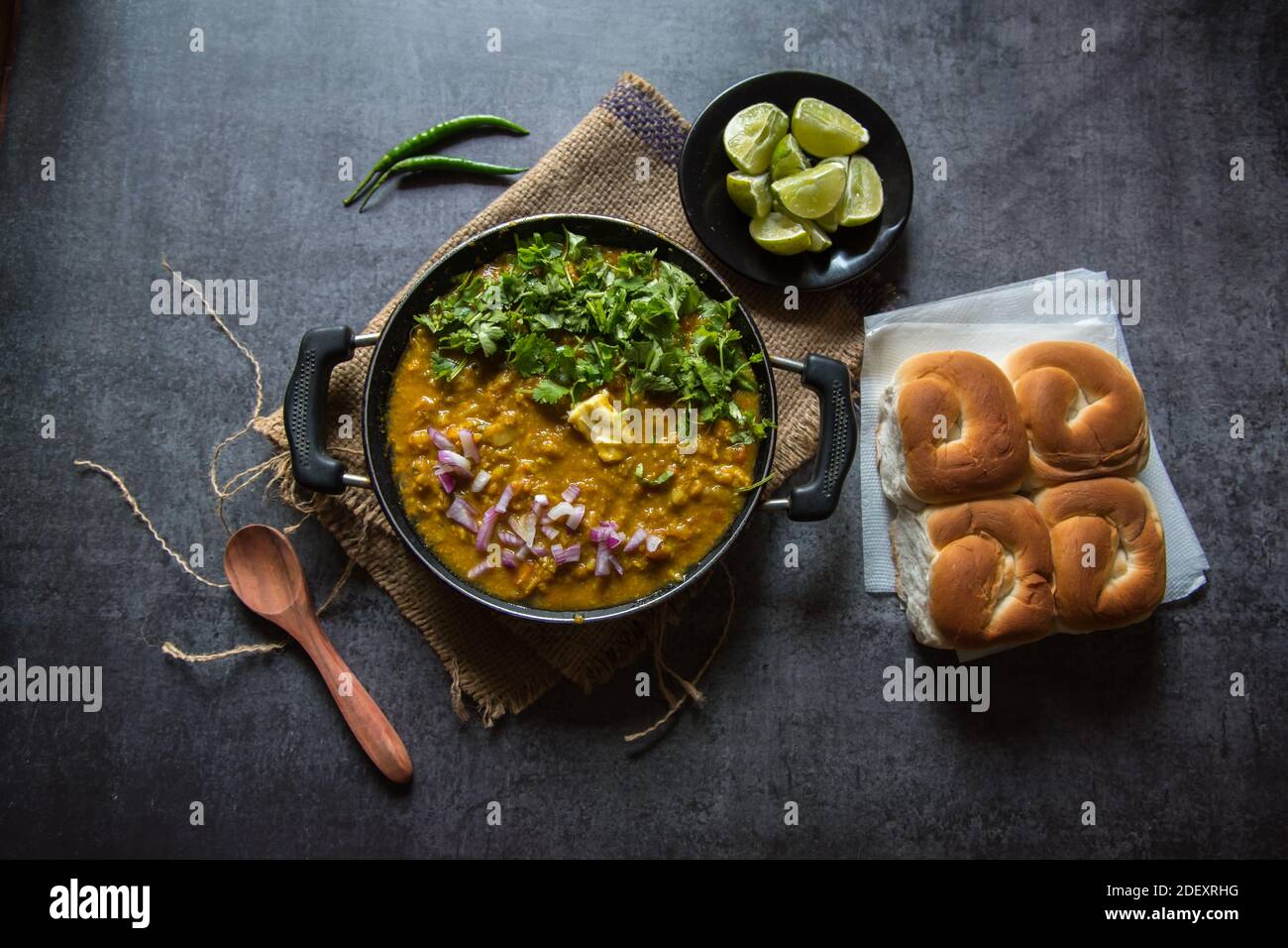Primo piano di foglie di Coriander su cibo di strada indiano pav bhaji Foto Stock