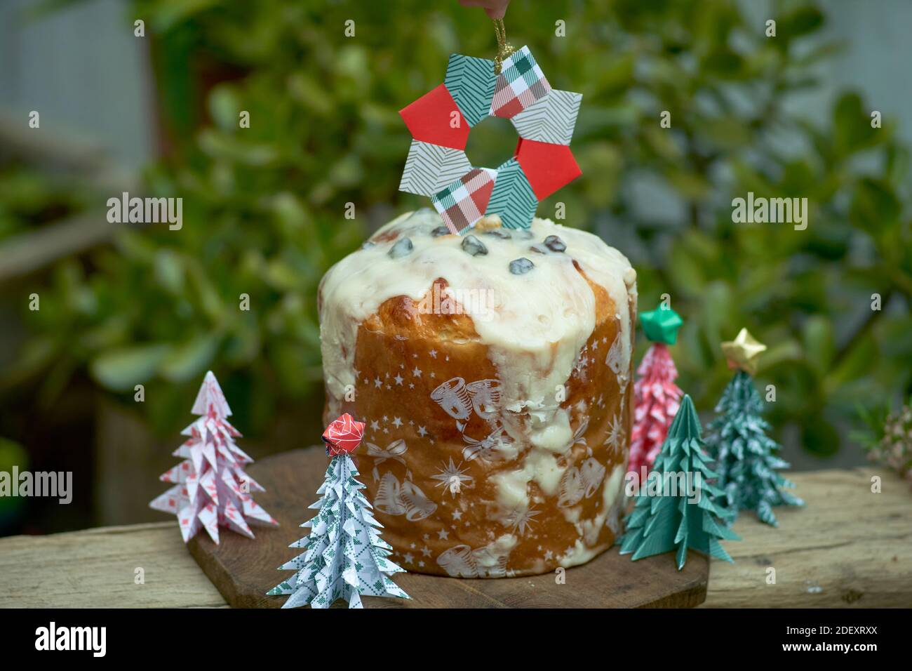 Delizioso panettone di Natale, genuino italiano, con decorazione, con  decorazione. Cottura di Natale Foto stock - Alamy