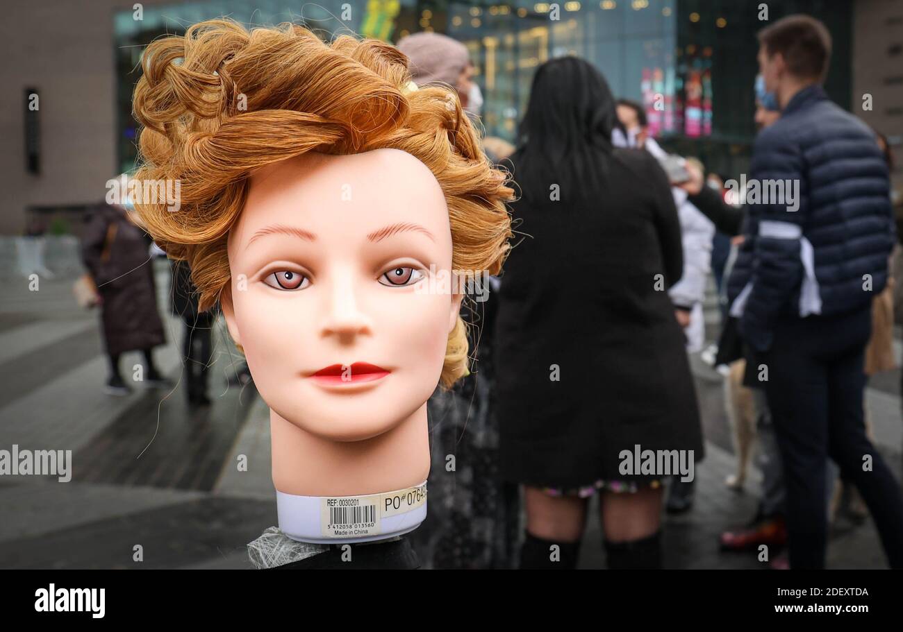 Persone con teste mannequin con parrucche, in una commemorazione per 24 anni parrucchiere Alysson, che ha commesso suicidio dopo la sua nuova apertura Foto Stock