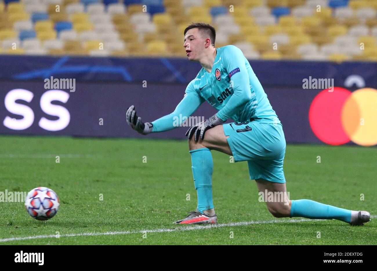 KIEV, UCRAINA - 1 DICEMBRE 2020: Portiere Anatolii Trubin di Shakhtar Donetsk in azione durante la UEFA Champions League contro il Real Madrid allo stadio NSC Olimpiyskyi di Kiev. Shakhtar ha vinto 2-0 Foto Stock