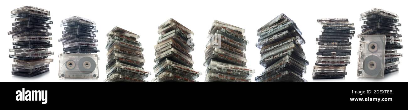 Pila di cassette isolate su sfondo bianco. Foto Stock