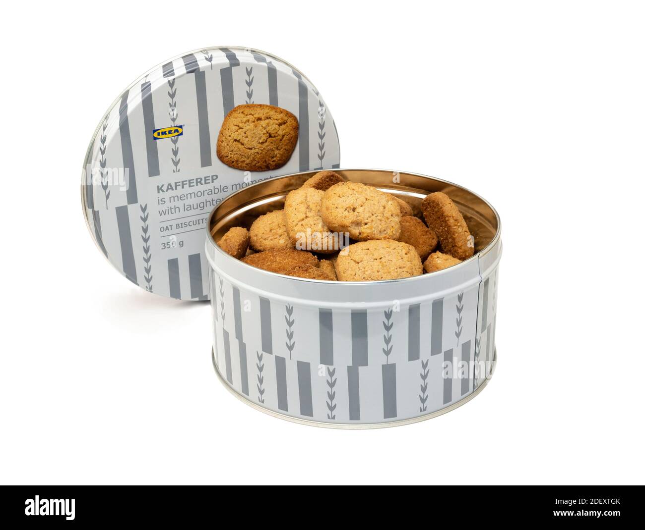 Italia - Ottobre 2020: Scatola di latta con biscotti svedesi alla cannella  del famoso marchio IKEA Foto stock - Alamy