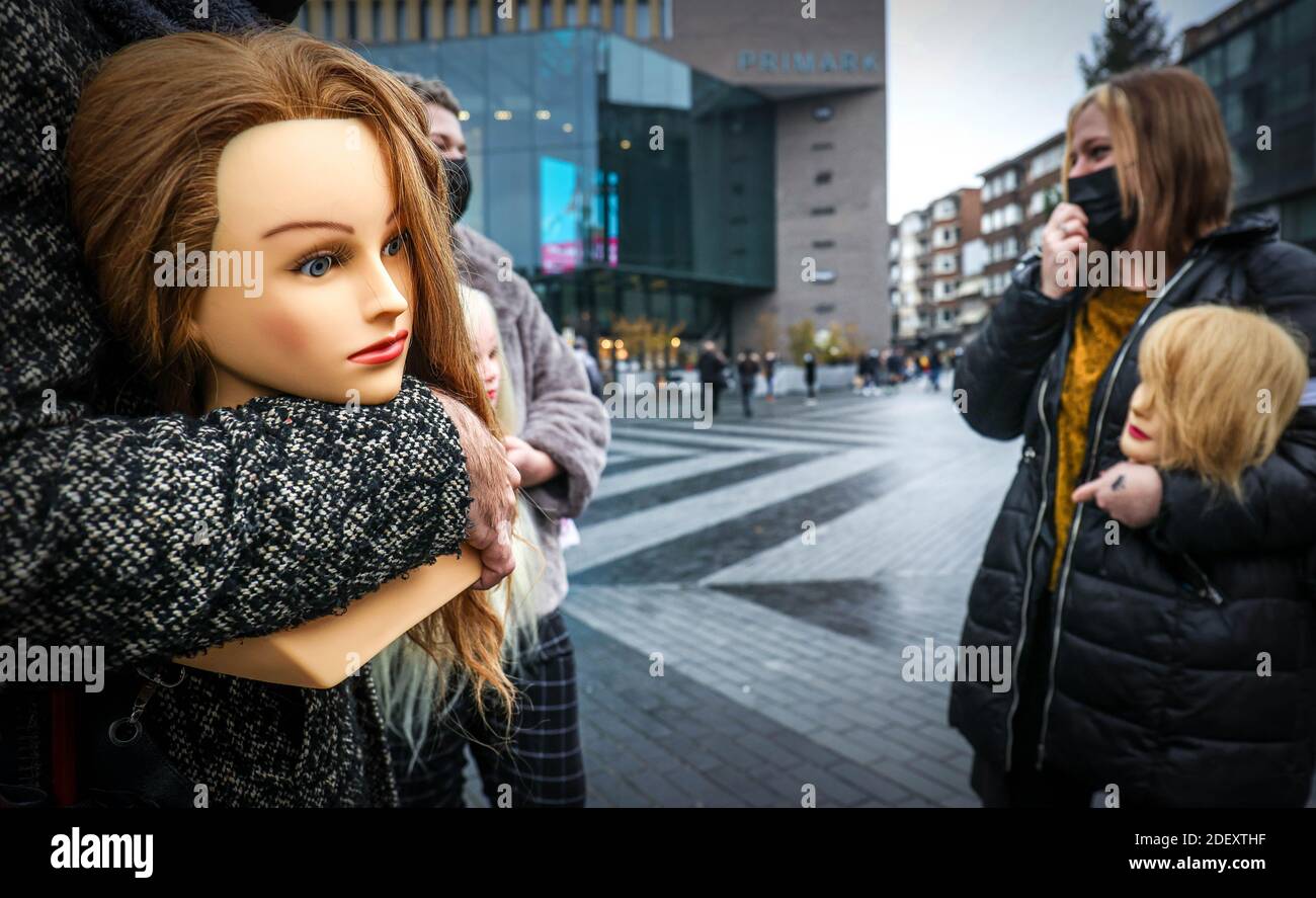 Persone con teste mannequin con parrucche, in una commemorazione per 24 anni parrucchiere Alysson, che ha commesso suicidio dopo la sua nuova apertura Foto Stock