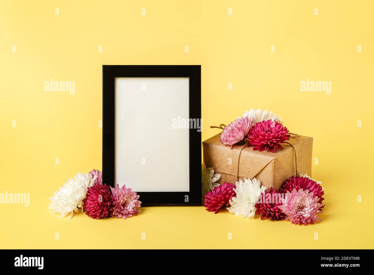 Mockup cornice con eco zero rifiuti stile confezione regalo avvolgente e fiori Foto Stock