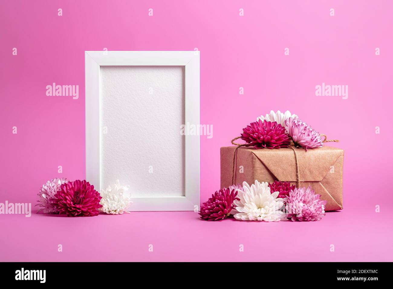 Mockup cornice con eco zero rifiuti stile confezione regalo avvolgente e fiori Foto Stock