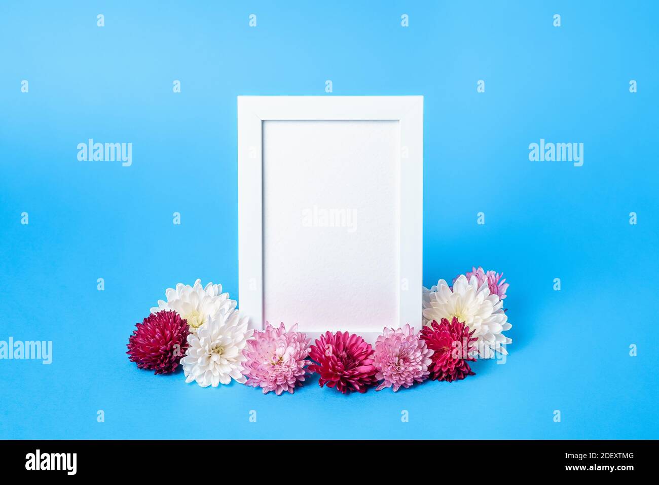 Immagine mockup cornice decorata con fiori Foto Stock