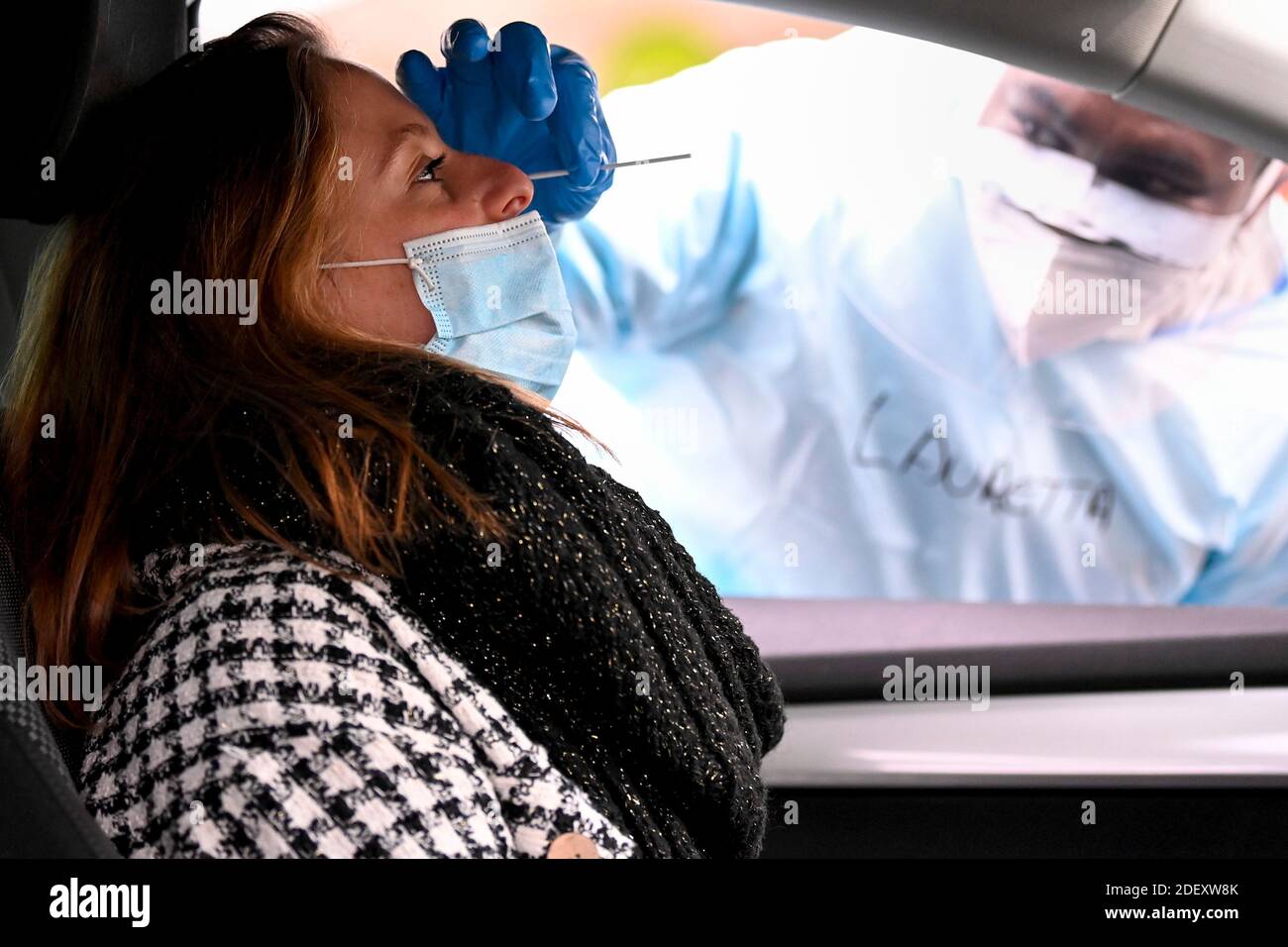 L'immagine mostra una persona che riceve un tampone nasale presso l'impianto di analisi del coronavirus nel sito Spoor Oost di Anversa, mercoledì 02 dicembre Foto Stock